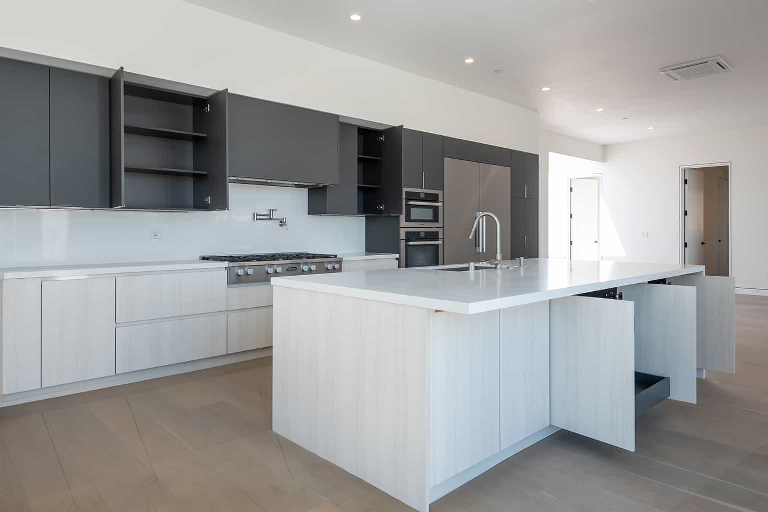 Two-tone kitchen cabinets